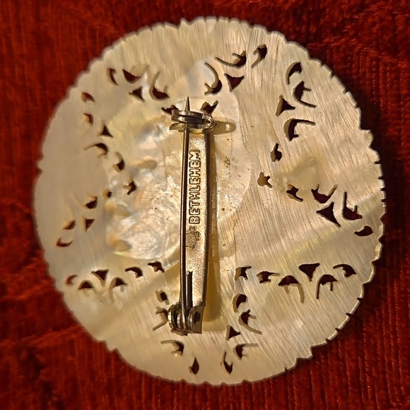 Carved Mother of Pearl Bethlehem Star Brooch - Picture 2 of 3